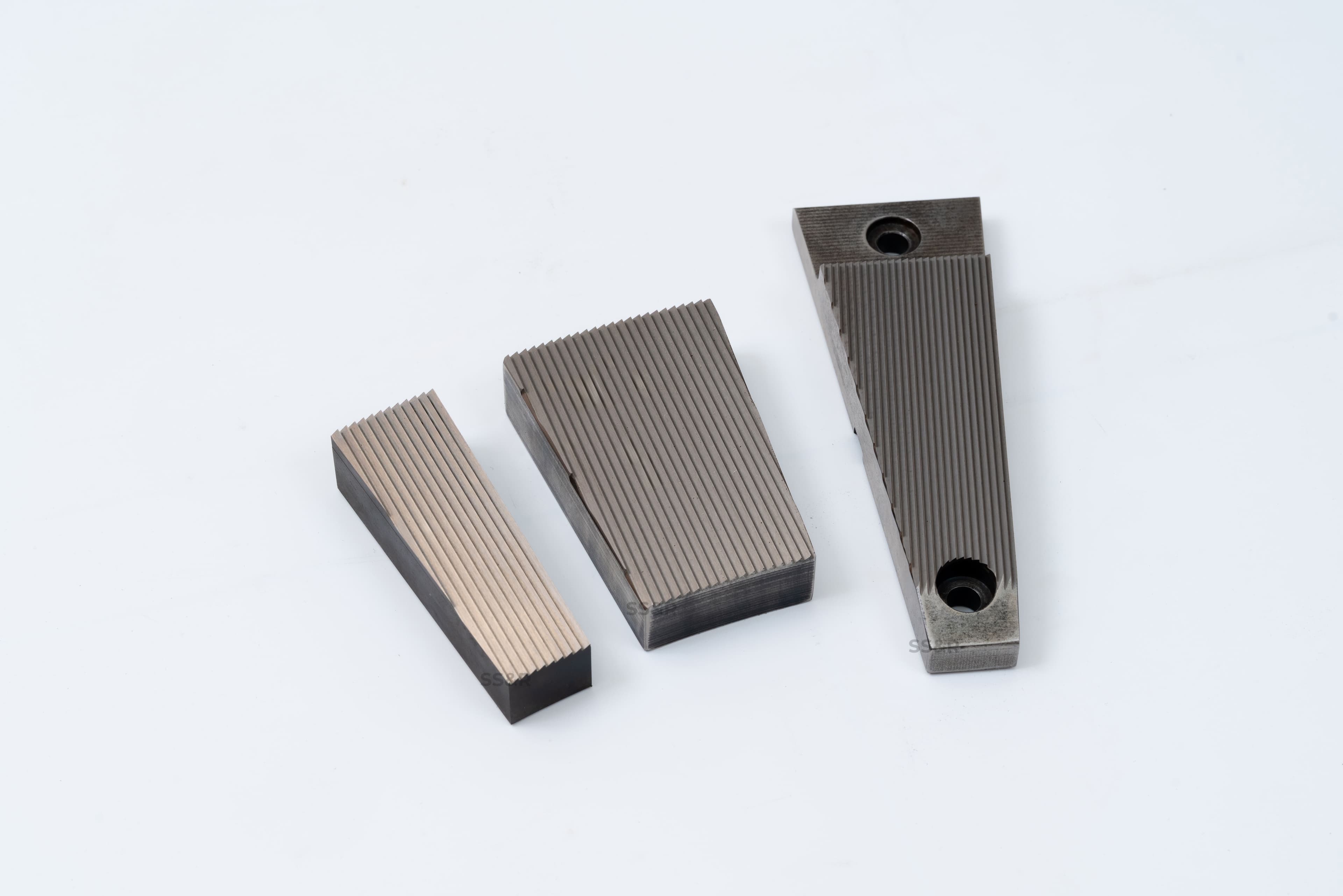 ซื้อใบมีดอุตสาหกรรมแบบ OEM หรือซื้อจากเจ้าของแบรนด์ แบบไหนเหมาะกับธุรกิจของคุณ?